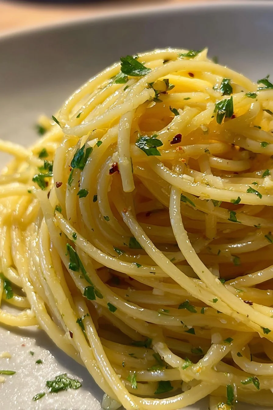 Spaghetti with Garlic and Oil 3 Delicious spaghetti with garlic and oil garnished with parsley.